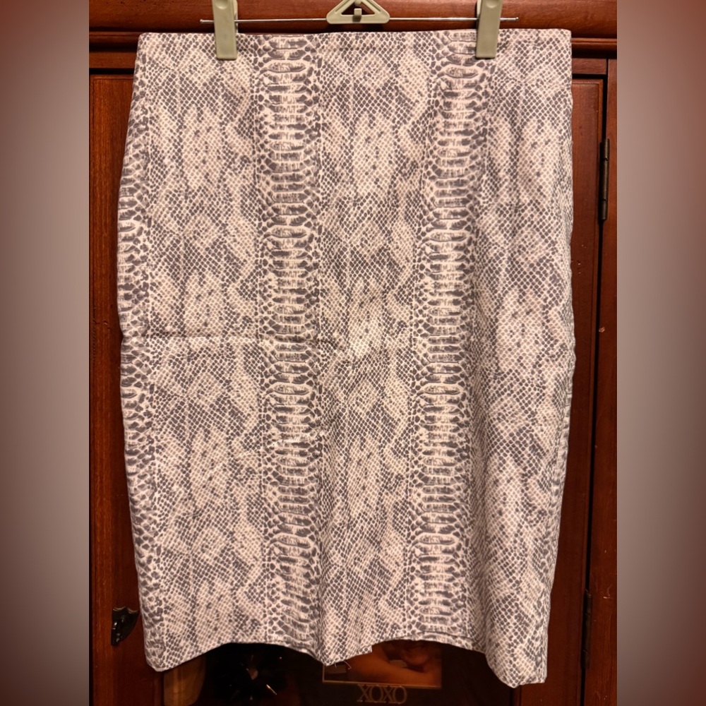 Ann Taylor Snakeskin Patterned Gray and White Skirt size 8